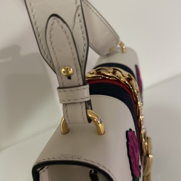GUCCI Sylvie Embroidered Floral Shoulder Bag in White! - Picture 13 of 13